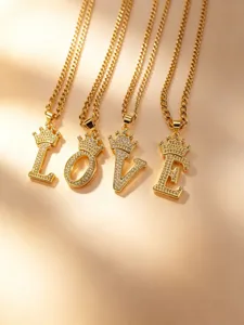 Goldene Kronen-Buchstaben-Halskette mit funkelnden Zirkon-Anhängern für Damenmode Details.