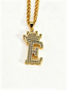 Detaillierte Nahaufnahme der goldenen Kronen-Buchstabe-E-Halskette mit funkelnden Zirkonia.