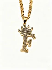 Detailaufnahme einer goldenen Kronen-Buchstabe-F-Halskette mit funkelnden Zirkoniasteinen.
