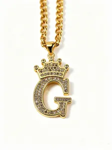 Nahaufnahme Detail der goldenen Kronen-Buchstabe G Anhänger Halskette mit glitzernden Zirkonias.