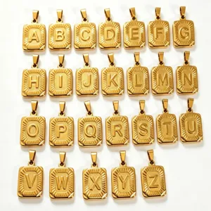 Goldfarbener Edelstahl Initialen Buchstaben Anhänger Detailansicht, quadratisches Set.