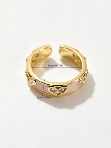 Goldener offener Ring mit rosa Emaillierung und funkelnden Herz Zirkon Steinen Detail