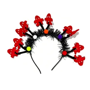 Halloween-Haarreif mit schwarzem Lametta, roten Geistern und bunten Pompons im Detail