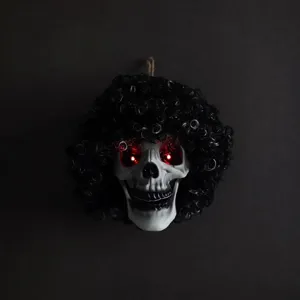 Vista detallada de calavera de Halloween con peluca afro negra y ojos rojos brillantes