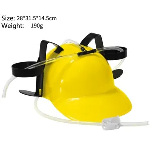 Detail van gele bierhelm met rietjes en bekerhouders voor handsfree drinken op feestjes.