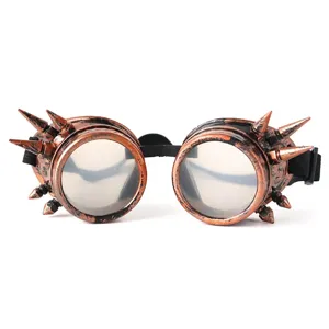 Vista dettagliata degli occhiali steampunk in bronzo con borchie metalliche e finitura vintage