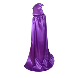 Rückansicht eines hochwertigen lila Satin-Kapuzenumhangs mit Glanzeffekt für Cosplay.