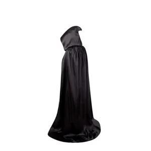 Detailansicht eines langen schwarzen Satin-Umhangs mit Kapuze für Halloween-Cosplay