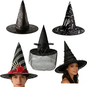 Verschiedene Halloween-Hexenhüte mit Spitze, Falten und Designs für Zauberer-Partys