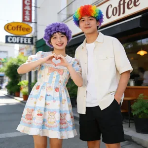 Asiatische Models tragen bunte lila und Regenbogen-Afro-Perücken für Party-Auftritte