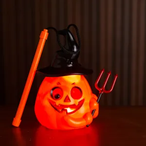 Detailansicht des leuchtenden Halloween-Kürbis-Laternen-Sets mit Hexenhut und Mistgabel