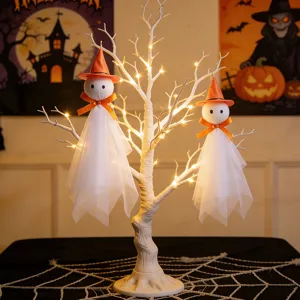 Halloween hängende Gazengeist-Dekorationen mit orangefarbenen Hexenhüten am Baum