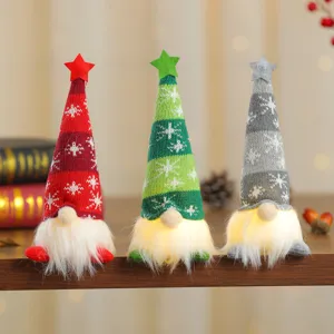 Detail van drie LED-kerstkabouters met gebreide mutsen met sneeuwvlokpatroon en ster