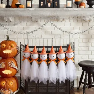 Set mit sechs hängenden Halloween-Geistern mit orangefarbenen Hüten und Tüllkörpern.
