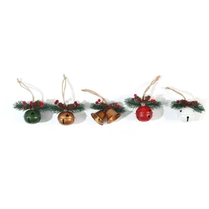 Nahaufnahme von Weihnachtsglocken mit Tannennadeln, Tannenzapfen und roten Beeren.