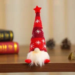 Detailopname van een kerstkabouter met lichtgevende baard en rood gestreepte muts versiering