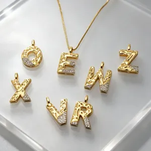 Vergoldete initiale buchstabe anhänger halskette set, minimalistischer damenschmuck stil.