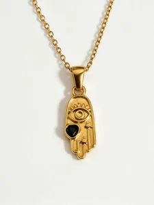 Nahaufnahme des goldenen Edelstahl Hamsa Hand Schutzauge Anhänger Ketten Schmuckstücks.