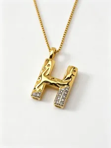 Vergoldete Buchstaben H Anhänger Halskette mit glitzernden Pave Kristallen Detailansicht.