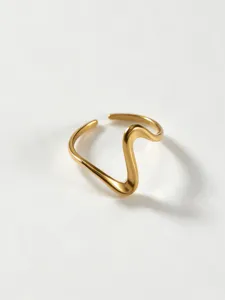 Close-up of the trendy gold geometric wavy open ring, highlighting its sleek metal design.