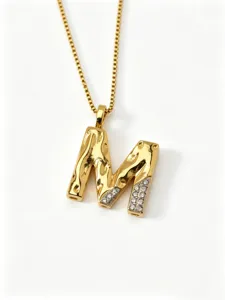 Minimalistische goldene Initialen Buchstabe M Anhänger Halskette mit Strass für Damen Schmuck
