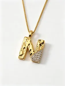 Vergoldete Buchstabe N Anhänger Halskette mit Strass-Details, elegante minimalistische Kette.