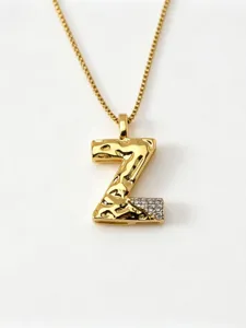 Detailansicht einer goldenen Buchstabe Z Kettenanhänger mit funkelnden Strasssteinen.
