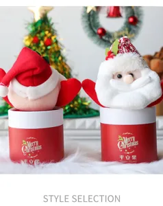 Nahaufnahme der rot-weißen Weihnachtsmann-Geschenkboxen mit weichem Plüsch-Aufsatz