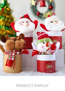 Detailansicht von Weihnachtsgeschenkboxen mit Plüsch-Weihnachtsmann und Schneemann