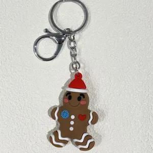 Nahaufnahme eines festlichen Lebkuchenmann-Schlüsselanhängers mit Weihnachtsmütze.