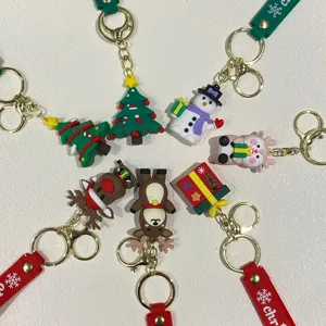 Set aus festlichen Weihnachts-Schlüsselanhängern mit Schneemann, Rentier und Tannenbaum