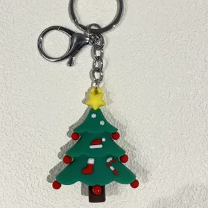 Nahaufnahme eines festlichen grünen Silikon-Weihnachtsbaum-Schlüsselanhängers mit Details.