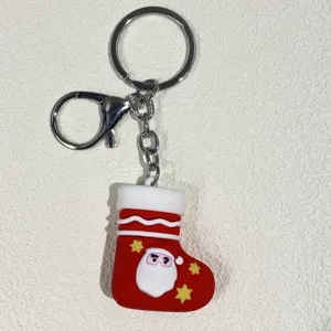 Nahaufnahme eines festlichen roten Silikon-Weihnachtssocken-Schlüsselanhängers mit Weihnachtsmann
