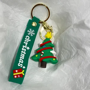 Detailansicht des Weihnachtsbaum-Schlüsselanhängers mit grünem Silikonband und Gold.