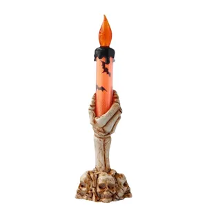 Halloween LED-Kerzenlampe mit Skeletthand und Totenkopf-Basis für gruselige Dekorationen.