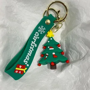 Detailansicht eines grünen Silikon-Weihnachtsbaum-Schlüsselanhängers mit Gurt