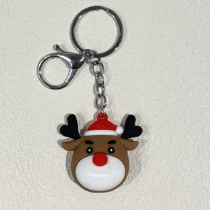 Nahaufnahme eines festlichen Weihnachts-Rentier-Schlüsselanhängers mit silbernem Verschluss