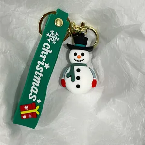 Detailansicht eines Schneemann-Schlüsselanhängers mit grünem Weihnachts-Gummiband Dekoration.