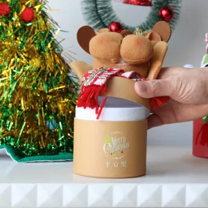Festliche Weihnachts-Apfel-Geschenkbox mit süßem Plüsch-Rentier und kariertem Schal.