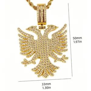Detaillierte Ansicht des Edelstahl albanischen Adler Anhänger Halskette mit glitzernden Steinen.