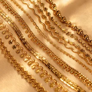 Exquisite detail de chaine en or montrant divers styles de colliers de mode pour femmes.