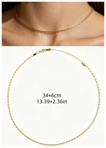 Vue détaillée du collier ras de cou en acier inoxydable plaqué or 18K aux boucles délicates.