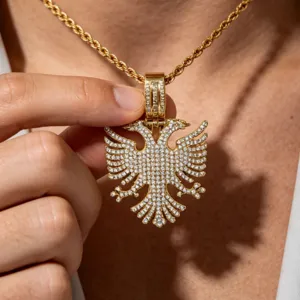 Detailansicht des goldenen doppelköpfigen Adler Anhängers, edler Edelstahl mit Zirkonia.