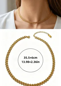Vue de détail en gros plan du collier ras de cou texturé en acier inoxydable doré.