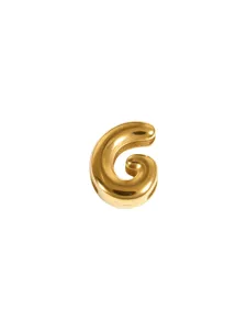 Gouden bolletter G hanger detail close-up, glanzend DIY sieraden accessoire component.