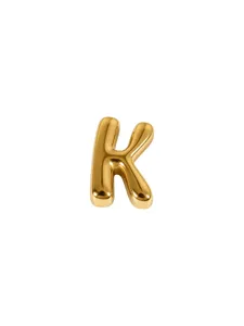 Gedetailleerd aanzicht van gouden opgeblazen letter K bedel, prachtig DIY sieraden accessoire.