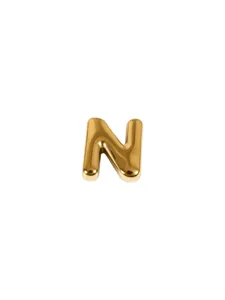 Detail van de gouden letter N bedel, RVS DIY sieraden accessoire voor armkettings.