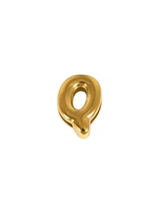 Gouden opgeblazen letter Q hanger detailweergave, glanzende bedel voor DIY sieraden maken.
