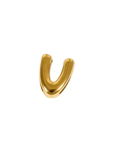 Detailopname van een gouden letter V bedel, perfect voor DIY sieraden en armbanden.