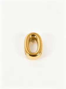 Close-up detail van een gouden metalen cijfer nul DIY bedelparel voor armbanden en sieraden maken.